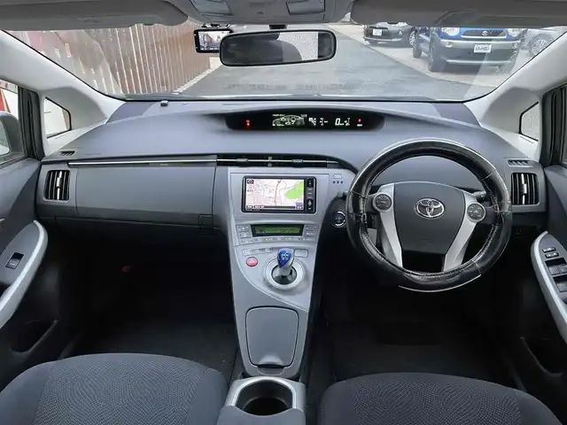 トヨタ プリウス S ツーリングセレクション 千葉県 2013(平25)年 9.5万km シルバーM (株)IDOMが運営する【じしゃロン八千代店】の自社ローン対象車両になります。こちらは現金またはオートローンご利用時の価格です。自社ローンご希望の方は別途その旨お申付け下さい/SDナビ/バックカメラ/純正AW/スマートキー