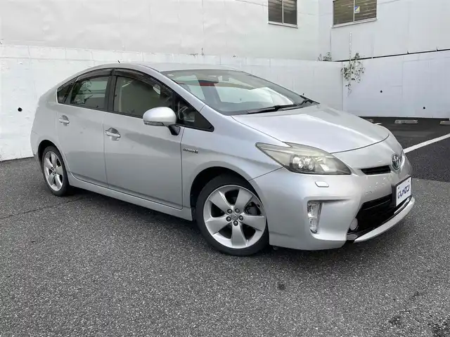トヨタ プリウス S ツーリングセレクション 千葉県 2013(平25)年 9.5万km シルバーM (株)IDOMが運営する【じしゃロン八千代店】の自社ローン対象車両になります。こちらは現金またはオートローンご利用時の価格です。自社ローンご希望の方は別途その旨お申付け下さい/SDナビ/バックカメラ/純正AW/スマートキー