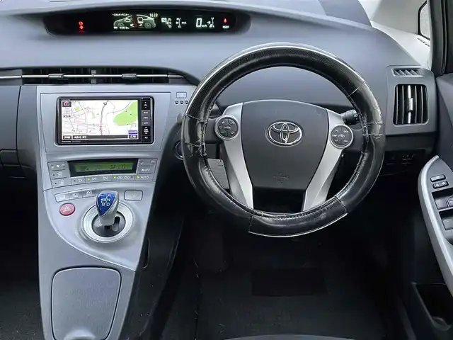 トヨタ プリウス S ツーリングセレクション 千葉県 2013(平25)年 9.5万km シルバーM (株)IDOMが運営する【じしゃロン八千代店】の自社ローン対象車両になります。こちらは現金またはオートローンご利用時の価格です。自社ローンご希望の方は別途その旨お申付け下さい/SDナビ/バックカメラ/純正AW/スマートキー