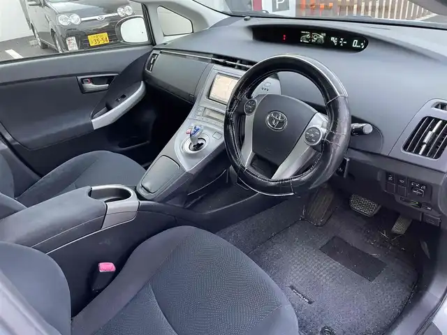 トヨタ プリウス S ツーリングセレクション 千葉県 2013(平25)年 9.5万km シルバーM (株)IDOMが運営する【じしゃロン八千代店】の自社ローン対象車両になります。こちらは現金またはオートローンご利用時の価格です。自社ローンご希望の方は別途その旨お申付け下さい/SDナビ/バックカメラ/純正AW/スマートキー