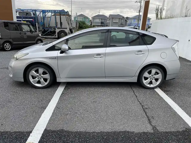 トヨタ プリウス S ツーリングセレクション 千葉県 2013(平25)年 9.5万km シルバーM (株)IDOMが運営する【じしゃロン八千代店】の自社ローン対象車両になります。こちらは現金またはオートローンご利用時の価格です。自社ローンご希望の方は別途その旨お申付け下さい/SDナビ/バックカメラ/純正AW/スマートキー