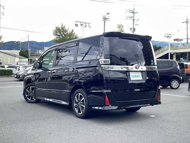 トヨタ ヴォクシー ZS 煌 長野県 2018(平30)年 5.7万km ブラック トヨタセーフティセンス/純正9インチSDナビ（NSZT-Y64T）/FM・AM・DVD・CD・フルセグテレビ・SD/Bluetooth Audio/バックカメラ/純正16インチアルミホイール/両側パワースライドドア/純正ドライブレコーダー/クルーズコントロール/アイドリングストップ/ロールサンシェード/革巻きステアリング/USB端子×２/純正フロアマット/LEDヘッドライト/オートライト/フォグランプ/プッシュスタート/スマートキー/ETC