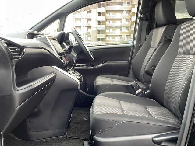 トヨタ ヴォクシー ZS 煌 長野県 2018(平30)年 5.7万km ブラック トヨタセーフティセンス/純正9インチSDナビ（NSZT-Y64T）/FM・AM・DVD・CD・フルセグテレビ・SD/Bluetooth Audio/バックカメラ/純正16インチアルミホイール/両側パワースライドドア/純正ドライブレコーダー/クルーズコントロール/アイドリングストップ/ロールサンシェード/革巻きステアリング/USB端子×２/純正フロアマット/LEDヘッドライト/オートライト/フォグランプ/プッシュスタート/スマートキー/ETC