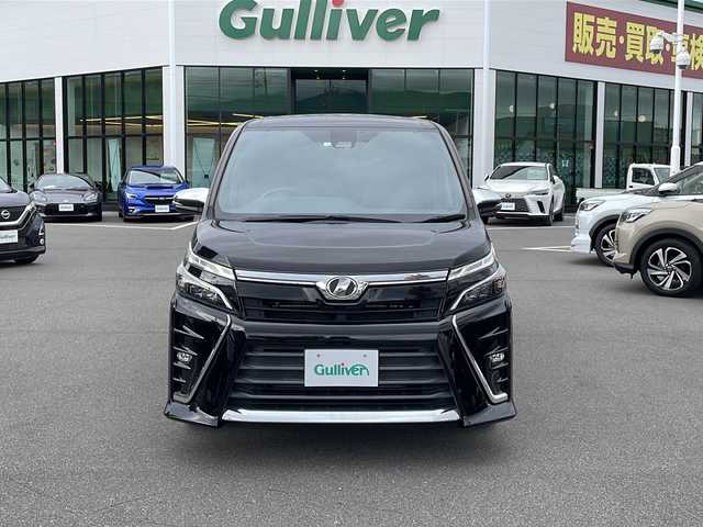 トヨタ ヴォクシー ZS 煌 長野県 2018(平30)年 5.7万km ブラック トヨタセーフティセンス/純正9インチSDナビ（NSZT-Y64T）/FM・AM・DVD・CD・フルセグテレビ・SD/Bluetooth Audio/バックカメラ/純正16インチアルミホイール/両側パワースライドドア/純正ドライブレコーダー/クルーズコントロール/アイドリングストップ/ロールサンシェード/革巻きステアリング/USB端子×２/純正フロアマット/LEDヘッドライト/オートライト/フォグランプ/プッシュスタート/スマートキー/ETC