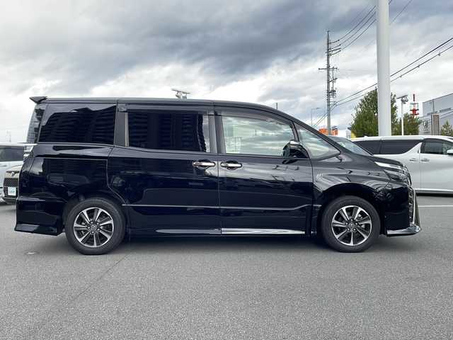 トヨタ ヴォクシー ZS 煌 長野県 2018(平30)年 5.7万km ブラック トヨタセーフティセンス/純正9インチSDナビ（NSZT-Y64T）/FM・AM・DVD・CD・フルセグテレビ・SD/Bluetooth Audio/バックカメラ/純正16インチアルミホイール/両側パワースライドドア/純正ドライブレコーダー/クルーズコントロール/アイドリングストップ/ロールサンシェード/革巻きステアリング/USB端子×２/純正フロアマット/LEDヘッドライト/オートライト/フォグランプ/プッシュスタート/スマートキー/ETC