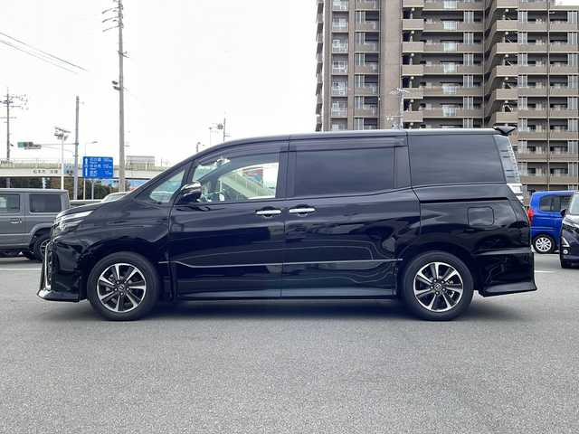 トヨタ ヴォクシー ZS 煌 長野県 2018(平30)年 5.7万km ブラック トヨタセーフティセンス/純正9インチSDナビ（NSZT-Y64T）/FM・AM・DVD・CD・フルセグテレビ・SD/Bluetooth Audio/バックカメラ/純正16インチアルミホイール/両側パワースライドドア/純正ドライブレコーダー/クルーズコントロール/アイドリングストップ/ロールサンシェード/革巻きステアリング/USB端子×２/純正フロアマット/LEDヘッドライト/オートライト/フォグランプ/プッシュスタート/スマートキー/ETC