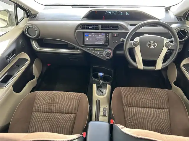 トヨタ アクア 沖縄県 2014(平26)年 6.8万km スーパーホワイトⅡ (株)IDOMが運営する【じしゃロンコザ店】の自社ローン専用車両になりますこちらは現金またはオートローンご利用時の価格です。自社ローンご希望の方は別途その旨お申付け下さい/純正ナビ　/フルセグＴＶ　/ＥＴＣ　/バックカメラ　/ドライブレコーダー前後　/Ｂｌｕｅｔｏｏｔｈ接続　/純正フロアマット　/オートライト　/ハロゲンヘッドランプ　/パワーステアリング　/プッシュスタート