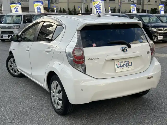 トヨタ アクア 沖縄県 2014(平26)年 6.8万km スーパーホワイトⅡ (株)IDOMが運営する【じしゃロンコザ店】の自社ローン専用車両になりますこちらは現金またはオートローンご利用時の価格です。自社ローンご希望の方は別途その旨お申付け下さい/純正ナビ　/フルセグＴＶ　/ＥＴＣ　/バックカメラ　/ドライブレコーダー前後　/Ｂｌｕｅｔｏｏｔｈ接続　/純正フロアマット　/オートライト　/ハロゲンヘッドランプ　/パワーステアリング　/プッシュスタート