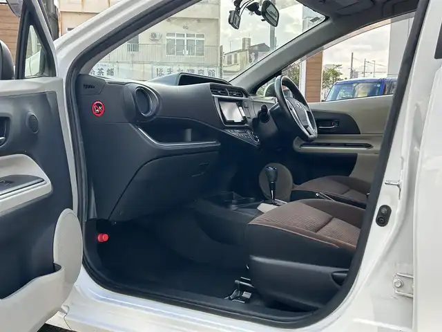 トヨタ アクア 沖縄県 2014(平26)年 6.8万km スーパーホワイトⅡ (株)IDOMが運営する【じしゃロンコザ店】の自社ローン専用車両になりますこちらは現金またはオートローンご利用時の価格です。自社ローンご希望の方は別途その旨お申付け下さい/純正ナビ　/フルセグＴＶ　/ＥＴＣ　/バックカメラ　/ドライブレコーダー前後　/Ｂｌｕｅｔｏｏｔｈ接続　/純正フロアマット　/オートライト　/ハロゲンヘッドランプ　/パワーステアリング　/プッシュスタート