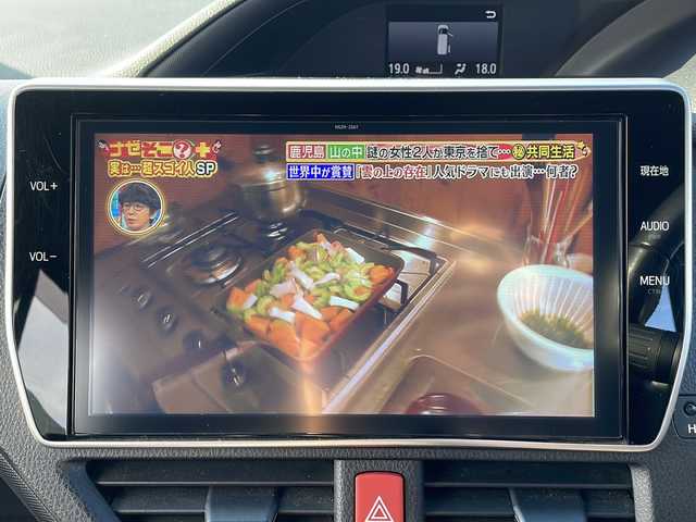 トヨタ ノア Si ダブルバイビー 岩手県 2018(平30)年 7.1万km ブラッキッシュアゲハガラスフレーク トヨタセーフティセンス/純正10インチナビ/　CD/DVD/フルセグ/Bluetooth/バックカメラ/両側パワースライドドア/ハーフレザーシート/純正エンジンスターター/ETC/LEDヘッドライト/LEDフォグ/純正AW付きサマータイヤ積込み/クルーズコントロール/革巻きステアリング/ステアリングスイッチ/スマートキー/純正ドアバイザー/純正フロアマット/保証書