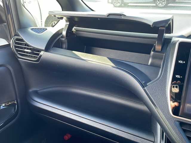 トヨタ ノア Si ダブルバイビー 岩手県 2018(平30)年 7.1万km ブラッキッシュアゲハガラスフレーク トヨタセーフティセンス/純正10インチナビ/　CD/DVD/フルセグ/Bluetooth/バックカメラ/両側パワースライドドア/ハーフレザーシート/純正エンジンスターター/ETC/LEDヘッドライト/LEDフォグ/純正AW付きサマータイヤ積込み/クルーズコントロール/革巻きステアリング/ステアリングスイッチ/スマートキー/純正ドアバイザー/純正フロアマット/保証書