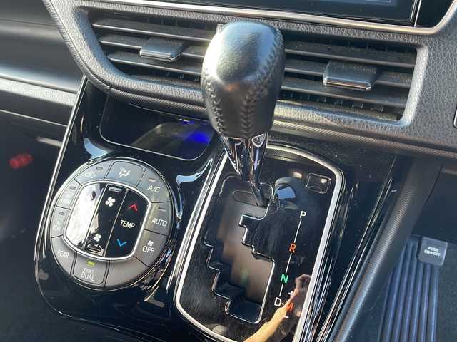 トヨタ ノア Si ダブルバイビー 岩手県 2018(平30)年 7.1万km ブラッキッシュアゲハガラスフレーク トヨタセーフティセンス/純正10インチナビ/　CD/DVD/フルセグ/Bluetooth/バックカメラ/両側パワースライドドア/ハーフレザーシート/純正エンジンスターター/ETC/LEDヘッドライト/LEDフォグ/純正AW付きサマータイヤ積込み/クルーズコントロール/革巻きステアリング/ステアリングスイッチ/スマートキー/純正ドアバイザー/純正フロアマット/保証書