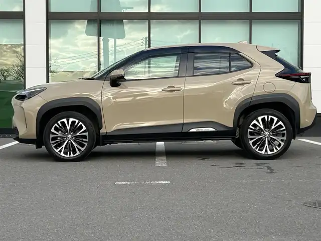 トヨタ ヤリスクロス Z 和歌山県 2021(令3)年 2.6万km ベージュ 純正ナビ/アラウンドビューモニター/レーダークルーズコントロール/レーンキープ/横滑り防止装置/コーナーセンサー/衝突被害軽減ブレーキ/ハンドルスイッチ/ETC/ドライブレコーダー/ハーフレザーシート/シートヒーター/プッシュスタート/スマートキー/ステアリングリモコン/LEDヘッドライト/オートライト/オートマハイビーム/革巻きハンドル/純正アルミホイール