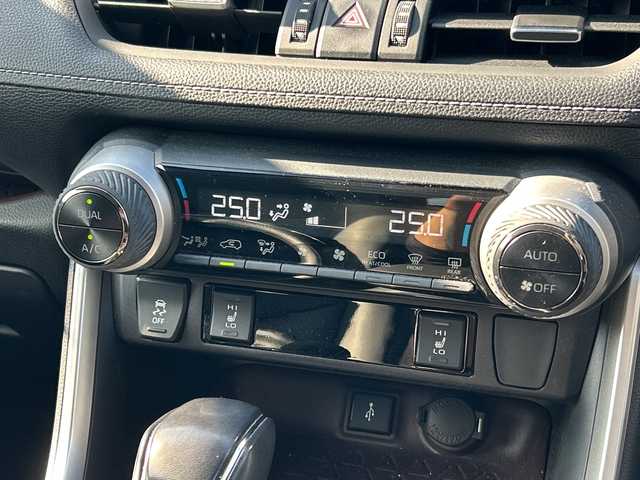 トヨタ ＲＡＶ４ ハイブリッドG 千葉県 2021(令3)年 2.2万km シルバーメタリック 純正ナビ　全周囲カメラ　ドライブレコーダー　追従式クルーズコントロール　パワーバックドア　パワーシート　シートヒーター　ブラインドスポットモニター　置くだけ充電　ステアリングヒーター　ＥＴＣ２．０/純正ナビ/Bluetooth/USB/全周囲カメラ/ドライブレコーダー（CS-91FH）/追従式クルーズコントロール/パワーバックドア/運転席パワーシート/前席シートヒーター/ブラインドスポットモニター/置くだけ充電　/ステアリングヒーター/ＥＴＣ２．０/純正アルミホイール/純正フロアマット/LEDヘッドライト/フォグランプ/オートマチックハイビーム/クリアランスソナー/カーテンエアバック/レーンキープアシスト/横滑り防止装置/盗難防止装置