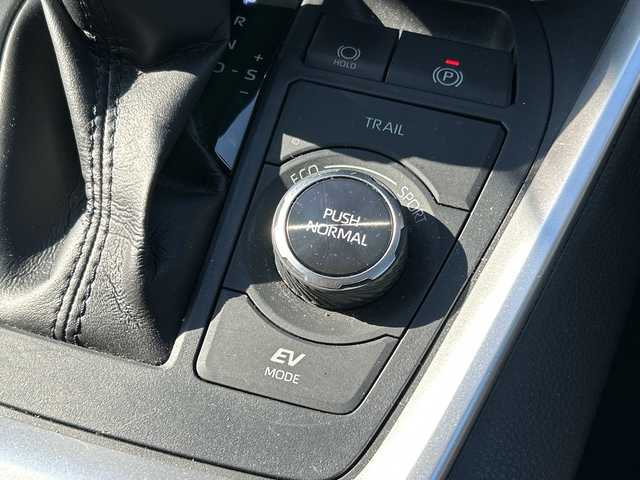 トヨタ ＲＡＶ４ ハイブリッドG 千葉県 2021(令3)年 2.2万km シルバーメタリック 純正ナビ　全周囲カメラ　ドライブレコーダー　追従式クルーズコントロール　パワーバックドア　パワーシート　シートヒーター　ブラインドスポットモニター　置くだけ充電　ステアリングヒーター　ＥＴＣ２．０/純正ナビ/Bluetooth/USB/全周囲カメラ/ドライブレコーダー（CS-91FH）/追従式クルーズコントロール/パワーバックドア/運転席パワーシート/前席シートヒーター/ブラインドスポットモニター/置くだけ充電　/ステアリングヒーター/ＥＴＣ２．０/純正アルミホイール/純正フロアマット/LEDヘッドライト/フォグランプ/オートマチックハイビーム/クリアランスソナー/カーテンエアバック/レーンキープアシスト/横滑り防止装置/盗難防止装置