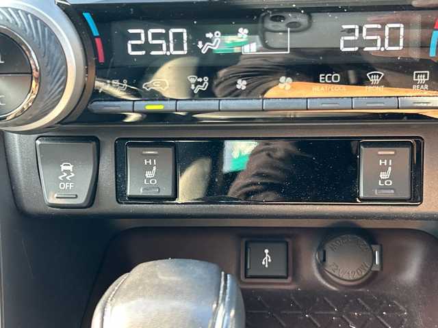 トヨタ ＲＡＶ４ ハイブリッドG 千葉県 2021(令3)年 2.2万km シルバーメタリック 純正ナビ　全周囲カメラ　ドライブレコーダー　追従式クルーズコントロール　パワーバックドア　パワーシート　シートヒーター　ブラインドスポットモニター　置くだけ充電　ステアリングヒーター　ＥＴＣ２．０/純正ナビ/Bluetooth/USB/全周囲カメラ/ドライブレコーダー（CS-91FH）/追従式クルーズコントロール/パワーバックドア/運転席パワーシート/前席シートヒーター/ブラインドスポットモニター/置くだけ充電　/ステアリングヒーター/ＥＴＣ２．０/純正アルミホイール/純正フロアマット/LEDヘッドライト/フォグランプ/オートマチックハイビーム/クリアランスソナー/カーテンエアバック/レーンキープアシスト/横滑り防止装置/盗難防止装置