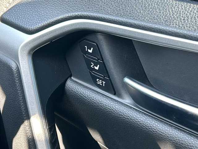 トヨタ ＲＡＶ４ ハイブリッドG 千葉県 2021(令3)年 2.2万km シルバーメタリック 純正ナビ　全周囲カメラ　ドライブレコーダー　追従式クルーズコントロール　パワーバックドア　パワーシート　シートヒーター　ブラインドスポットモニター　置くだけ充電　ステアリングヒーター　ＥＴＣ２．０/純正ナビ/Bluetooth/USB/全周囲カメラ/ドライブレコーダー（CS-91FH）/追従式クルーズコントロール/パワーバックドア/運転席パワーシート/前席シートヒーター/ブラインドスポットモニター/置くだけ充電　/ステアリングヒーター/ＥＴＣ２．０/純正アルミホイール/純正フロアマット/LEDヘッドライト/フォグランプ/オートマチックハイビーム/クリアランスソナー/カーテンエアバック/レーンキープアシスト/横滑り防止装置/盗難防止装置