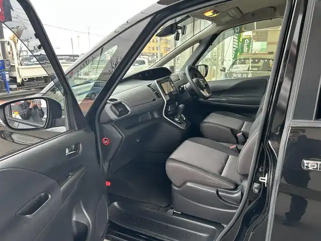 日産 セレナ ハイウェイスター V 道東・釧路十勝 2019(令1)年 5.4万km ダイヤモンドブラック ４WD/社外SDナビ/フルセグTV/バックカメラ/ドライブレコーダー前方のみ/アイドリングストップ/クルーズコントロール/横滑り防止装置//・プロパイロット/・インテリジェント エマージェンシーブレーキ/・踏み間違い衝突防止アシスト/・後側方車両検知警報/・後側方衝突防止支援システム/・車線逸脱警報/・車線逸脱防止支援システム/・後退時車両検知警報/・ふらつき警報/・標識検知機能/オートライト/純正１５インチAW付き/純正フロアマット/両側パワースライド/ドアバイザー/LEDヘッドライト/フォグランプ/純正エンジンスターター/スペアキー/バックビューモニター/エンジンスターター取扱説明書/ナビ取扱説明書/取扱説明書/記録簿/保証書