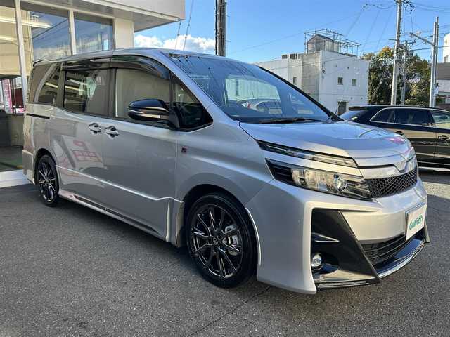 トヨタ ヴォクシー ZS GRスポーツ 兵庫県 2018(平30)年 5.4万km シルバーM ワンオーナー/社外ナビ/フルセグテレビ/DVD CD/Bluetooth/純正アルミホイール/クルコン/ハーフレザーシート/LDA/プリクラッシュセーフティ/ビルトインETC/オートハイビーム/オートライト/純正マット/プッシュスタート/セキュリティシステム/取説、保証書、スペアキーあり