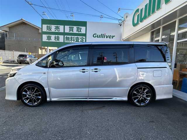 トヨタ ヴォクシー ZS GRスポーツ 兵庫県 2018(平30)年 5.4万km シルバーM ワンオーナー/社外ナビ/フルセグテレビ/DVD CD/Bluetooth/純正アルミホイール/クルコン/ハーフレザーシート/LDA/プリクラッシュセーフティ/ビルトインETC/オートハイビーム/オートライト/純正マット/プッシュスタート/セキュリティシステム/取説、保証書、スペアキーあり