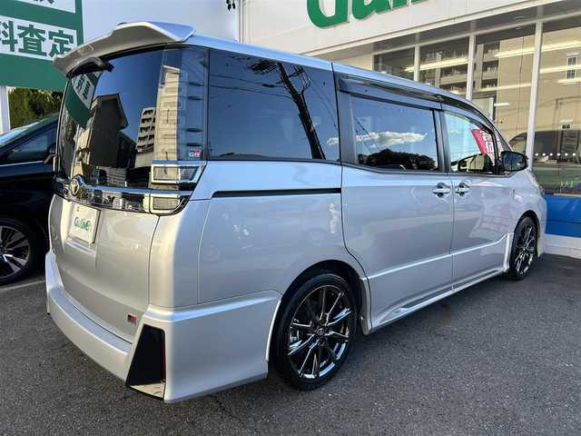 トヨタ ヴォクシー ZS GRスポーツ 兵庫県 2018(平30)年 5.4万km シルバーM ワンオーナー/社外ナビ/フルセグテレビ/DVD CD/Bluetooth/純正アルミホイール/クルコン/ハーフレザーシート/LDA/プリクラッシュセーフティ/ビルトインETC/オートハイビーム/オートライト/純正マット/プッシュスタート/セキュリティシステム/取説、保証書、スペアキーあり