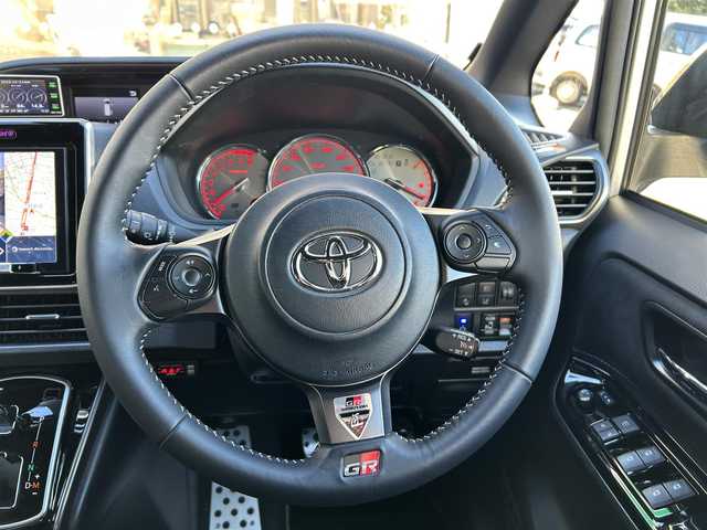 トヨタ ヴォクシー ZS GRスポーツ 兵庫県 2018(平30)年 5.4万km シルバーM ワンオーナー/社外ナビ/フルセグテレビ/DVD CD/Bluetooth/純正アルミホイール/クルコン/ハーフレザーシート/LDA/プリクラッシュセーフティ/ビルトインETC/オートハイビーム/オートライト/純正マット/プッシュスタート/セキュリティシステム/取説、保証書、スペアキーあり