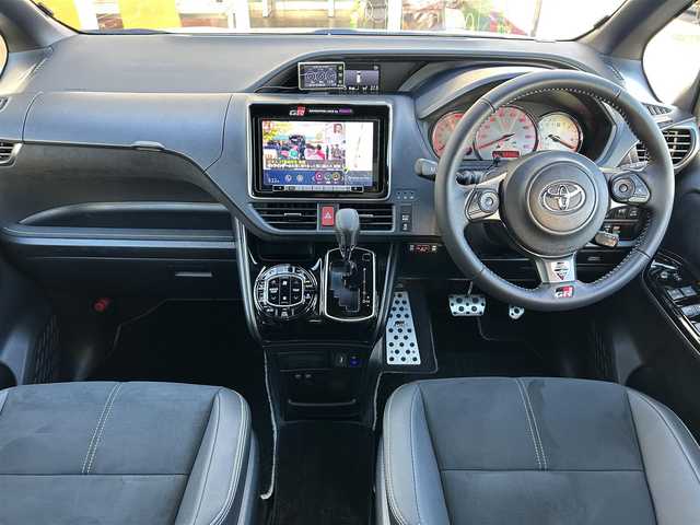 トヨタ ヴォクシー ZS GRスポーツ 兵庫県 2018(平30)年 5.4万km シルバーM ワンオーナー/社外ナビ/フルセグテレビ/DVD CD/Bluetooth/純正アルミホイール/クルコン/ハーフレザーシート/LDA/プリクラッシュセーフティ/ビルトインETC/オートハイビーム/オートライト/純正マット/プッシュスタート/セキュリティシステム/取説、保証書、スペアキーあり
