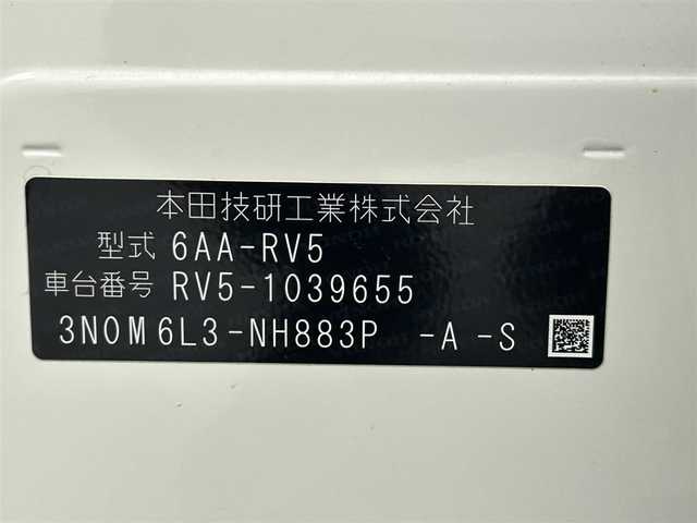 ホンダ ヴェゼル ハイブリッド e:HEV Z 熊本県 2022(令4)年 0.3万km プラチナホワイトパール ワンオーナー　/禁煙車　/バックカメラ　/ビルトインＥＴＣ２．０　/純正ナビ（フルセグ・ＢＴ・ＵＳＢ）/前後クリアランスソナー　/前席シートヒーター　/ステアリングヒーター　/パワーバックドア　/純正フロントエアロ/ホンダセンシング/・路外逸脱抑制機能/・衝突軽減ブレーキ【CMBS】/・踏み間違い衝突軽減システム/・ブラインドスポットインフォメーション/・パーキングセンサー/・標識認識機能/・先行車発進お知らせ/・アダプティブクルーズコントロール/横滑り防止/置くだけ充電/ハーフレザーシート/純正フロアマット/純正１８インチAW/オートライト/オートマチックハイビーム/LEDヘッドライト/スマートキー/プッシュスタート/スペアキー1本/保証書/取扱説明書