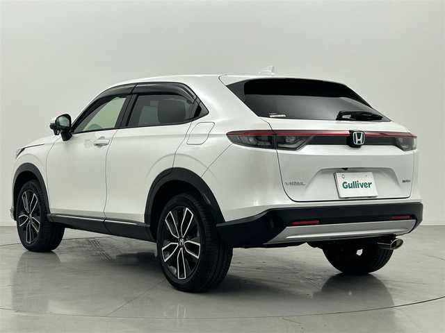 ホンダ ヴェゼル ハイブリッド e:HEV Z 熊本県 2022(令4)年 0.3万km プラチナホワイトパール ワンオーナー　/禁煙車　/バックカメラ　/ビルトインＥＴＣ２．０　/純正ナビ（フルセグ・ＢＴ・ＵＳＢ）/前後クリアランスソナー　/前席シートヒーター　/ステアリングヒーター　/パワーバックドア　/純正フロントエアロ/ホンダセンシング/・路外逸脱抑制機能/・衝突軽減ブレーキ【CMBS】/・踏み間違い衝突軽減システム/・ブラインドスポットインフォメーション/・パーキングセンサー/・標識認識機能/・先行車発進お知らせ/・アダプティブクルーズコントロール/横滑り防止/置くだけ充電/ハーフレザーシート/純正フロアマット/純正１８インチAW/オートライト/オートマチックハイビーム/LEDヘッドライト/スマートキー/プッシュスタート/スペアキー1本/保証書/取扱説明書