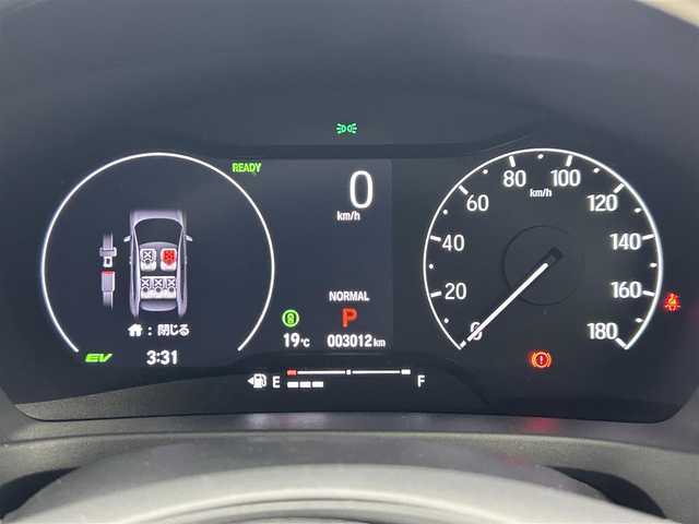 ホンダ ヴェゼル ハイブリッド e:HEV Z 熊本県 2022(令4)年 0.3万km プラチナホワイトパール ワンオーナー　/禁煙車　/バックカメラ　/ビルトインＥＴＣ２．０　/純正ナビ（フルセグ・ＢＴ・ＵＳＢ）/前後クリアランスソナー　/前席シートヒーター　/ステアリングヒーター　/パワーバックドア　/純正フロントエアロ/ホンダセンシング/・路外逸脱抑制機能/・衝突軽減ブレーキ【CMBS】/・踏み間違い衝突軽減システム/・ブラインドスポットインフォメーション/・パーキングセンサー/・標識認識機能/・先行車発進お知らせ/・アダプティブクルーズコントロール/横滑り防止/置くだけ充電/ハーフレザーシート/純正フロアマット/純正１８インチAW/オートライト/オートマチックハイビーム/LEDヘッドライト/スマートキー/プッシュスタート/スペアキー1本/保証書/取扱説明書