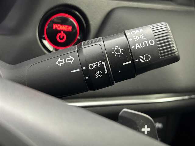 ホンダ ヴェゼル ハイブリッド e:HEV Z 熊本県 2022(令4)年 0.3万km プラチナホワイトパール ワンオーナー　/禁煙車　/バックカメラ　/ビルトインＥＴＣ２．０　/純正ナビ（フルセグ・ＢＴ・ＵＳＢ）/前後クリアランスソナー　/前席シートヒーター　/ステアリングヒーター　/パワーバックドア　/純正フロントエアロ/ホンダセンシング/・路外逸脱抑制機能/・衝突軽減ブレーキ【CMBS】/・踏み間違い衝突軽減システム/・ブラインドスポットインフォメーション/・パーキングセンサー/・標識認識機能/・先行車発進お知らせ/・アダプティブクルーズコントロール/横滑り防止/置くだけ充電/ハーフレザーシート/純正フロアマット/純正１８インチAW/オートライト/オートマチックハイビーム/LEDヘッドライト/スマートキー/プッシュスタート/スペアキー1本/保証書/取扱説明書