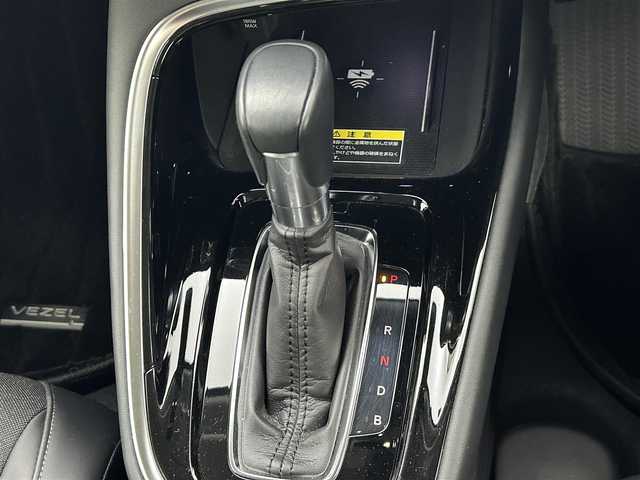 ホンダ ヴェゼル ハイブリッド e:HEV Z 熊本県 2022(令4)年 0.3万km プラチナホワイトパール ワンオーナー　/禁煙車　/バックカメラ　/ビルトインＥＴＣ２．０　/純正ナビ（フルセグ・ＢＴ・ＵＳＢ）/前後クリアランスソナー　/前席シートヒーター　/ステアリングヒーター　/パワーバックドア　/純正フロントエアロ/ホンダセンシング/・路外逸脱抑制機能/・衝突軽減ブレーキ【CMBS】/・踏み間違い衝突軽減システム/・ブラインドスポットインフォメーション/・パーキングセンサー/・標識認識機能/・先行車発進お知らせ/・アダプティブクルーズコントロール/横滑り防止/置くだけ充電/ハーフレザーシート/純正フロアマット/純正１８インチAW/オートライト/オートマチックハイビーム/LEDヘッドライト/スマートキー/プッシュスタート/スペアキー1本/保証書/取扱説明書