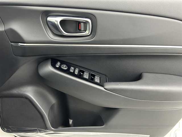 ホンダ ヴェゼル ハイブリッド e:HEV Z 熊本県 2022(令4)年 0.3万km プラチナホワイトパール ワンオーナー　/禁煙車　/バックカメラ　/ビルトインＥＴＣ２．０　/純正ナビ（フルセグ・ＢＴ・ＵＳＢ）/前後クリアランスソナー　/前席シートヒーター　/ステアリングヒーター　/パワーバックドア　/純正フロントエアロ/ホンダセンシング/・路外逸脱抑制機能/・衝突軽減ブレーキ【CMBS】/・踏み間違い衝突軽減システム/・ブラインドスポットインフォメーション/・パーキングセンサー/・標識認識機能/・先行車発進お知らせ/・アダプティブクルーズコントロール/横滑り防止/置くだけ充電/ハーフレザーシート/純正フロアマット/純正１８インチAW/オートライト/オートマチックハイビーム/LEDヘッドライト/スマートキー/プッシュスタート/スペアキー1本/保証書/取扱説明書