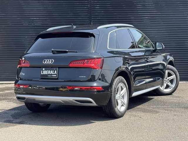 アウディ Ｑ５ 40TDIクワトロスポーツエアサ 静岡県 2019(令1)年 4.8万km ミトスブラックメタリック ラグジュアリーパッケージ/・パーシャルレザー/・マルチカラーアンビエントライティング/アシスタンスパッケージ /・LEDヘッドライト /・LEDリヤコンビネーションライト/ （ダイナミックターンインディケーター）/・アウディプレセンスリヤ/・アウディサイドアシスト/・バーチャルコックピット/マトリクスLEDヘッドライトパッケージ/・マトリクスLEDヘッドライト/　（ダイナミックターンインディケーター）/・ヘッドライトウォッシャー/MMI/(CD/DVD/Bluetooth/CarPlay/フルセグ)/360°カメラ/アダプティブクルーズコントロール/Audiアクティブレーンアシスト/パーキングエイド/メモリー付きパワーシート/全席シートヒーター/ETC2.0/ドライブレコーダー/純正フロアマット/純正18インチアルミホイール/保証書