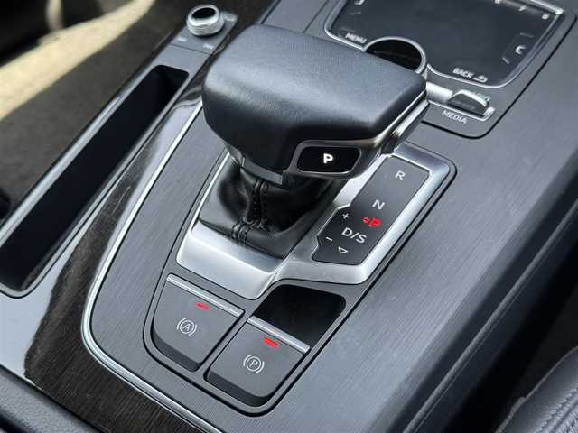 アウディ Ｑ５ 40TDIクワトロスポーツエアサ 静岡県 2019(令1)年 4.8万km ミトスブラックメタリック ラグジュアリーパッケージ/・パーシャルレザー/・マルチカラーアンビエントライティング/アシスタンスパッケージ /・LEDヘッドライト /・LEDリヤコンビネーションライト/ （ダイナミックターンインディケーター）/・アウディプレセンスリヤ/・アウディサイドアシスト/・バーチャルコックピット/マトリクスLEDヘッドライトパッケージ/・マトリクスLEDヘッドライト/　（ダイナミックターンインディケーター）/・ヘッドライトウォッシャー/MMI/(CD/DVD/Bluetooth/CarPlay/フルセグ)/360°カメラ/アダプティブクルーズコントロール/Audiアクティブレーンアシスト/パーキングエイド/メモリー付きパワーシート/全席シートヒーター/ETC2.0/ドライブレコーダー/純正フロアマット/純正18インチアルミホイール/保証書