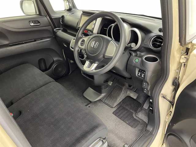 ホンダ Ｎ ＢＯＸ SSパッケージ 兵庫県 2015(平27)年 0.4万km クッキークリーム 純正メモリナビ/（CD/DVD/SD/Bluetooth/ワンセグTV）/・VXM-155VSi/バックカメラ/横滑り防止装置/CTBA/あんしんパッケージ/衝突軽減システム/カーテンエアバッグ/両側パワースライドドア/ヘッドライトレベライザー/純正フロアマット/スマートキー/スペアキー1本/ベンチシート
