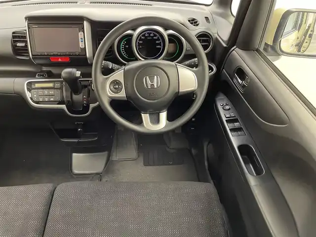 ホンダ Ｎ ＢＯＸ SSパッケージ 兵庫県 2015(平27)年 0.4万km クッキークリーム 純正メモリナビ/（CD/DVD/SD/Bluetooth/ワンセグTV）/・VXM-155VSi/バックカメラ/横滑り防止装置/CTBA/あんしんパッケージ/衝突軽減システム/カーテンエアバッグ/両側パワースライドドア/ヘッドライトレベライザー/純正フロアマット/スマートキー/スペアキー1本/ベンチシート