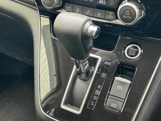 日産 セレナ ハイウェイS V アーバンクロム 滋賀県 2021(令3)年 5.4万km ブリリアントホワイトパール 2トーン ガソリン（ハイブリッド）/2WD(FF)/CVT/10インチ純正ナビ/（ワンセグ/Bluetooth/AM/FM/SD//CD/DVD/USB/ipod）/ETC/プリクラッシュブレーキアシスト	/プロパイロット/フロント＆バックソナー/バックカメラ/レーダークルーズコントロール/純正フリップダウンモニター/電子パーキング/ブレーキホールド/両側パワースライドドア/アイドリングストップ/横滑り防止/純正マット/ドアバイザー/前後ドライブレコーダー/オートライト/フォグランプ