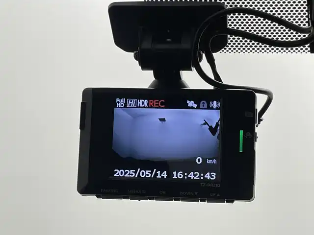 トヨタ ヤリスクロス ハイブリッド Z 岡山県 2024(令6)年 0.4万km ブラックマイカ/ベージュ 2トーン 純正メモリナビゲーション		/【フルセグ/Bluetooth/MSP/HDMI】		/アラウンドビューモニター	/アドバンスドパーク	/純正18inアルミホイール+サマータイヤ：装着			/レーダークルーズコントロール		/ビルトインETC２．０	/LEDヘッドライト（AUTO機能付き）		/シートヒーター		/横滑り防止機能		/衝突軽減システム		/車線逸脱防止システム		/社外ドライブレコーダー			/スマートキー		/ステアリングスイッチ		/プッシュスタート		/コーナーセンサー				/フロアマット