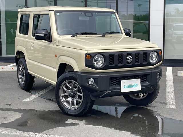 スズキ ジムニー XC 道東・釧路十勝 2024(令6)年 0.8万km シフォンアイボリーM ・４WD/・社外ディスプレイオーディオ/（CD・DVD・USB・BT・AM・FM）/・バックカメラ/・ETC/・前後ドライブレコーダー/・前席シートヒーター/・衝突被害軽減ブレーキ/・車線逸脱防止機能/・アイドリングストップ/・クルーズコントロール/・ステアリングスイッチ/・スマートキー/・プッシュスタート/・横滑り防止装置/・ダウンヒルアシスト/・社外フロアマット/・LEDヘッドライト/・フロントフォグライト/・純正アルミホイール/・保証書