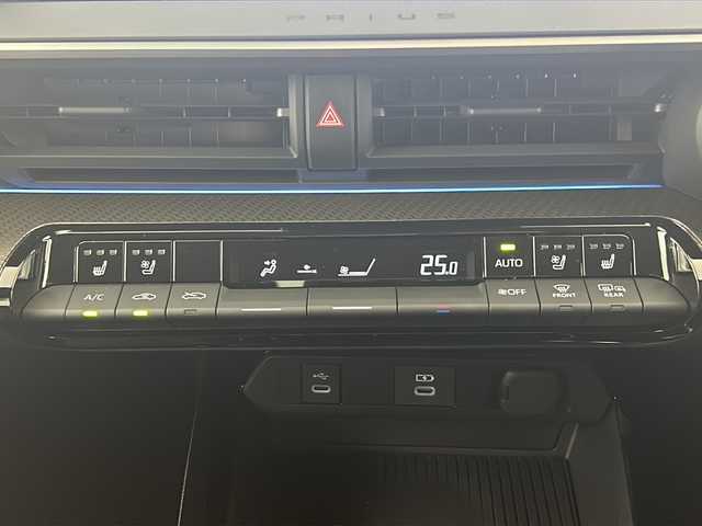トヨタ プリウス Z 愛知県 2023(令5)年 1.1万km プラチナホワイトパールマイカ ディスプレイオーディオコネクティッドナビ対応Plus/フルセグTV（純正テレキャン付き）/パノラミックビューモニター/純正デジタルインナーミラー/ビルトインETC2.0/トヨタセーフティセンス/・レーンキープアシスト/・オートマチックハイビーム/・衝突軽減ブレーキ/パーキングアシスト/レーダークルーズコントロール/ステアリングアシスト/ブラインドスポットモニター/レザレットシート/メモリー機能付パワーシート/シートヒーター/電動ランバーサポート/シートベンチレーション/ワイヤレス充電器/パワーバックドア/純正アルミホイール/純正LEDヘッドライト/禁煙車