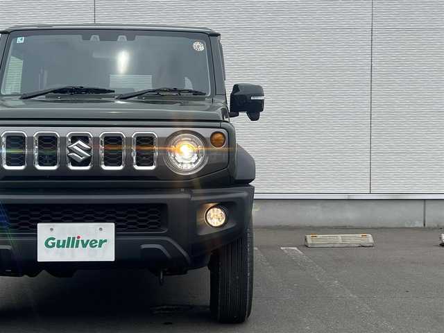 スズキ ジムニー ノマド FC 秋田県 2025(令7)年 0.1万km 緑 ４WD/衝突軽減システム/LEDヘッドライト/純正アルミ/スマートキー/アイドリングストップ/プッシュスタート/レーンキープアシスト/ダウンヒルアシストコントロール/クルーズコントロール/オートマチックハイビーム/ステアリングスイッチ/前席シートヒーター/純正フロアマット/純正ドアバイザー/オートライト/オートエアコン/パワーステアリング/パワーウィンドウ/ヘッドライトウォッシャー/ミラーヒーター/横滑り防止/レベライザー/電動格納ウィンカーミラー/保証書/取扱説明書/記録簿