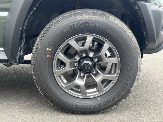 スズキ ジムニー ノマド FC 秋田県 2025(令7)年 0.1万km 緑 ４WD/衝突軽減システム/LEDヘッドライト/純正アルミ/スマートキー/アイドリングストップ/プッシュスタート/レーンキープアシスト/ダウンヒルアシストコントロール/クルーズコントロール/オートマチックハイビーム/ステアリングスイッチ/前席シートヒーター/純正フロアマット/純正ドアバイザー/オートライト/オートエアコン/パワーステアリング/パワーウィンドウ/ヘッドライトウォッシャー/ミラーヒーター/横滑り防止/レベライザー/電動格納ウィンカーミラー/保証書/取扱説明書/記録簿