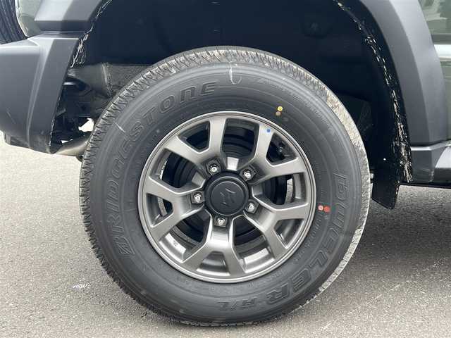 スズキ ジムニー ノマド FC 秋田県 2025(令7)年 0.1万km 緑 ４WD/衝突軽減システム/LEDヘッドライト/純正アルミ/スマートキー/アイドリングストップ/プッシュスタート/レーンキープアシスト/ダウンヒルアシストコントロール/クルーズコントロール/オートマチックハイビーム/ステアリングスイッチ/前席シートヒーター/純正フロアマット/純正ドアバイザー/オートライト/オートエアコン/パワーステアリング/パワーウィンドウ/ヘッドライトウォッシャー/ミラーヒーター/横滑り防止/レベライザー/電動格納ウィンカーミラー/保証書/取扱説明書/記録簿