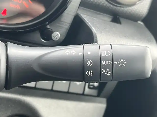 スズキ ジムニー ノマド FC 秋田県 2025(令7)年 0.1万km 緑 ４WD/衝突軽減システム/LEDヘッドライト/純正アルミ/スマートキー/アイドリングストップ/プッシュスタート/レーンキープアシスト/ダウンヒルアシストコントロール/クルーズコントロール/オートマチックハイビーム/ステアリングスイッチ/前席シートヒーター/純正フロアマット/純正ドアバイザー/オートライト/オートエアコン/パワーステアリング/パワーウィンドウ/ヘッドライトウォッシャー/ミラーヒーター/横滑り防止/レベライザー/電動格納ウィンカーミラー/保証書/取扱説明書/記録簿