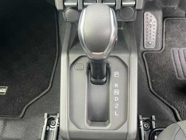 スズキ ジムニー ノマド FC 秋田県 2025(令7)年 0.1万km 緑 ４WD/衝突軽減システム/LEDヘッドライト/純正アルミ/スマートキー/アイドリングストップ/プッシュスタート/レーンキープアシスト/ダウンヒルアシストコントロール/クルーズコントロール/オートマチックハイビーム/ステアリングスイッチ/前席シートヒーター/純正フロアマット/純正ドアバイザー/オートライト/オートエアコン/パワーステアリング/パワーウィンドウ/ヘッドライトウォッシャー/ミラーヒーター/横滑り防止/レベライザー/電動格納ウィンカーミラー/保証書/取扱説明書/記録簿