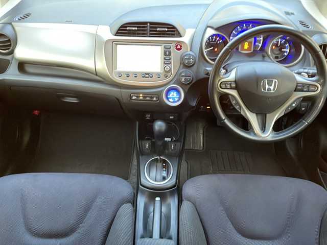 ホンダ フィット ハイブリット ナビ プレミアムセレクション 埼玉県 2011(平23)年 6.2万km アラバスターシルバーメタリック 走行距離61650キロ/純正HDDナビ/AM/FM/DVD/ワンセグテレビ/バックカメラ/パドルシフト/クルーズコントロール/スマートキー×1/純正15インチアルミホイール/前席シートヒーター/HID/フォグランプ/ビルトインETC/ドライブレコーダー（前）/革巻きステアリング/ステアリングリモコン/ECON/板キー×3/純正フロアマット/ドアバイザー/保証書