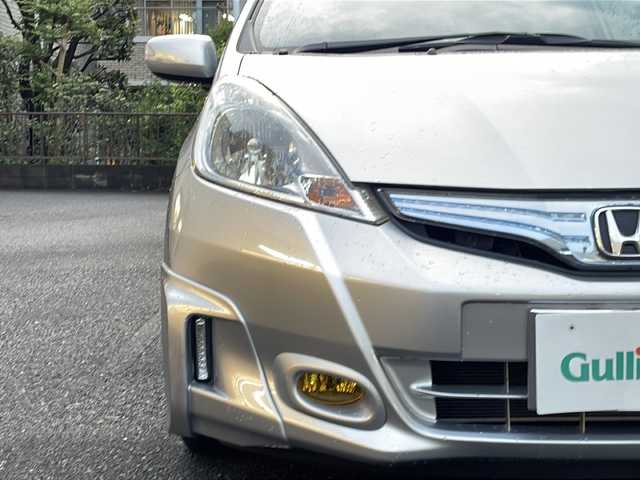 ホンダ フィット ハイブリット ナビ プレミアムセレクション 埼玉県 2011(平23)年 6.2万km アラバスターシルバーメタリック 走行距離61650キロ/純正HDDナビ/AM/FM/DVD/ワンセグテレビ/バックカメラ/パドルシフト/クルーズコントロール/スマートキー×1/純正15インチアルミホイール/前席シートヒーター/HID/フォグランプ/ビルトインETC/ドライブレコーダー（前）/革巻きステアリング/ステアリングリモコン/ECON/板キー×3/純正フロアマット/ドアバイザー/保証書