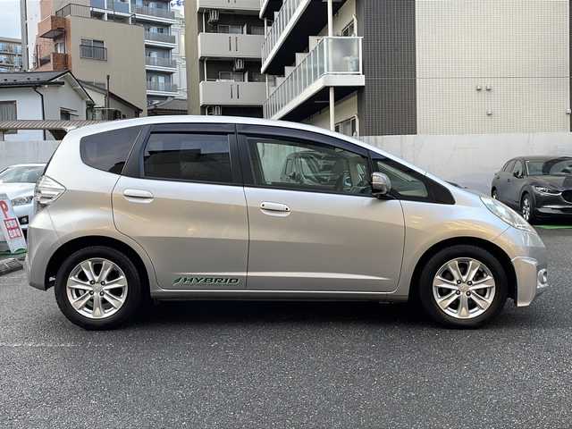 ホンダ フィット ハイブリット ナビ プレミアムセレクション 埼玉県 2011(平23)年 6.2万km アラバスターシルバーメタリック 走行距離61650キロ/純正HDDナビ/AM/FM/DVD/ワンセグテレビ/バックカメラ/パドルシフト/クルーズコントロール/スマートキー×1/純正15インチアルミホイール/前席シートヒーター/HID/フォグランプ/ビルトインETC/ドライブレコーダー（前）/革巻きステアリング/ステアリングリモコン/ECON/板キー×3/純正フロアマット/ドアバイザー/保証書