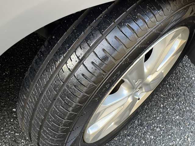 ホンダ フィット ハイブリット ナビ プレミアムセレクション 埼玉県 2011(平23)年 6.2万km アラバスターシルバーメタリック 走行距離61650キロ/純正HDDナビ/AM/FM/DVD/ワンセグテレビ/バックカメラ/パドルシフト/クルーズコントロール/スマートキー×1/純正15インチアルミホイール/前席シートヒーター/HID/フォグランプ/ビルトインETC/ドライブレコーダー（前）/革巻きステアリング/ステアリングリモコン/ECON/板キー×3/純正フロアマット/ドアバイザー/保証書